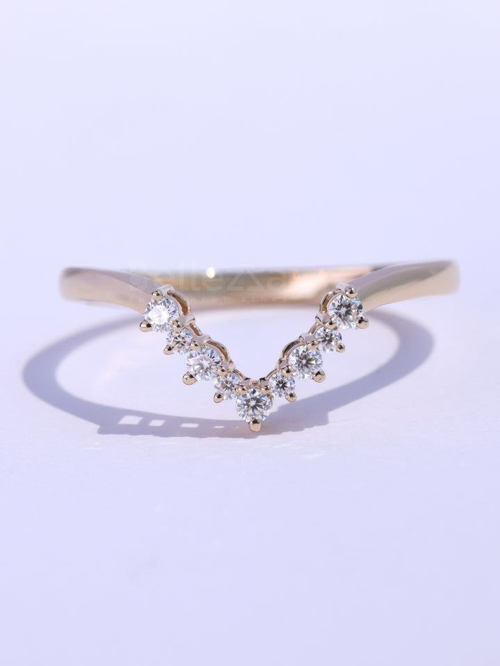 Round Diamond Curved Moissanite Wedding Band