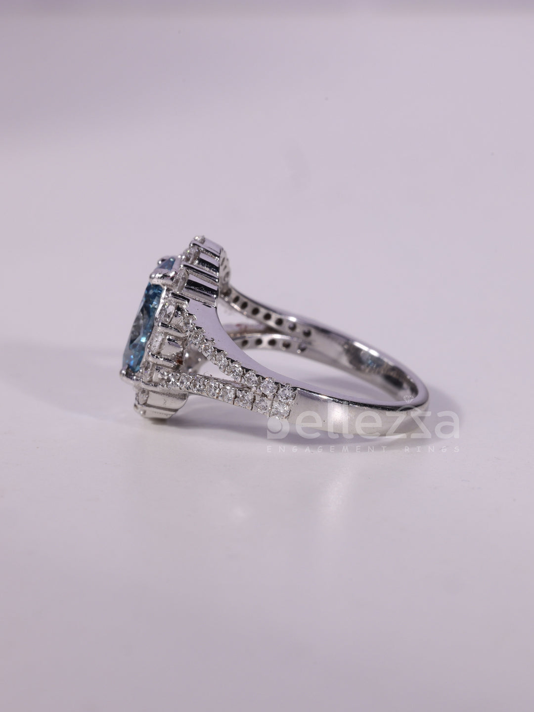 1.0CT-2.0CT Blue Oval Cut Diamond Halo Moissanite Engagement Ring