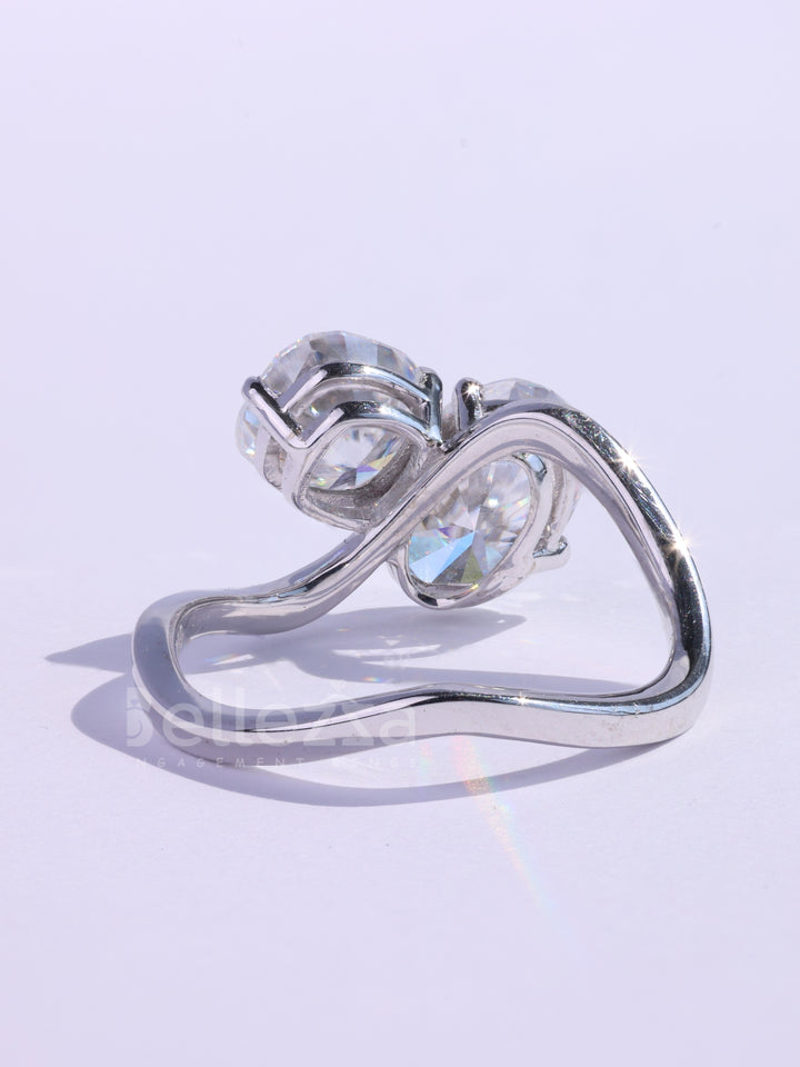 Oval & Cushion Cut Moissanite Curved Toi Et Moi Engagement Ring