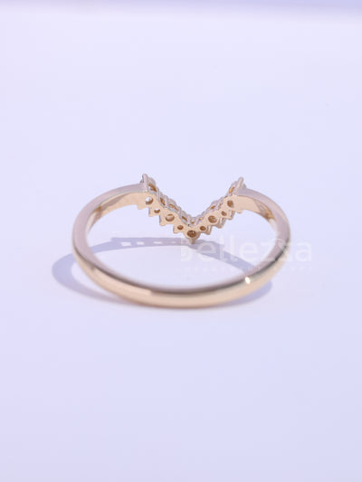 Round Diamond Curved Moissanite Wedding Band