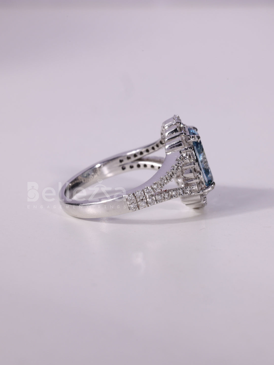 1.0CT-2.0CT Blue Oval Cut Diamond Halo Moissanite Engagement Ring