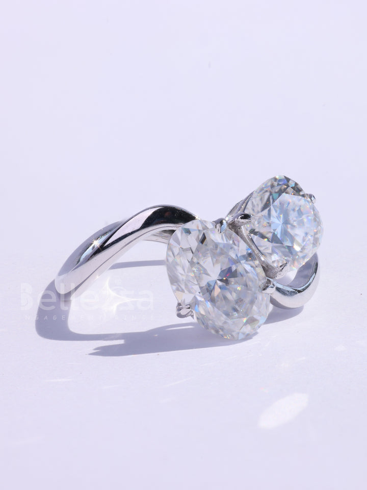 Oval & Cushion Cut Moissanite Curved Toi Et Moi Engagement Ring