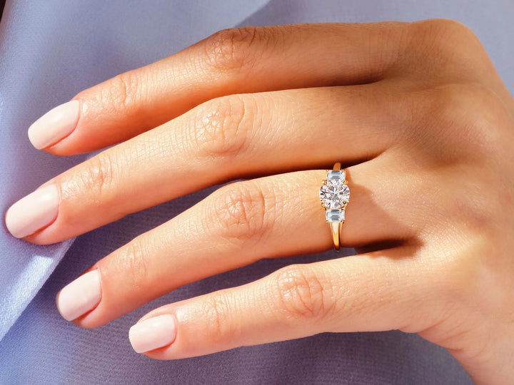 1.0CT Round Cut Diamond Three Stone Setting Moissanite Engagement Ring