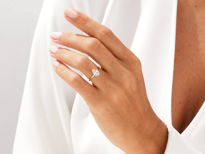 2.0CT Pear Diamond Kinfe Edge Solitaire Moissanite Engagement Ring