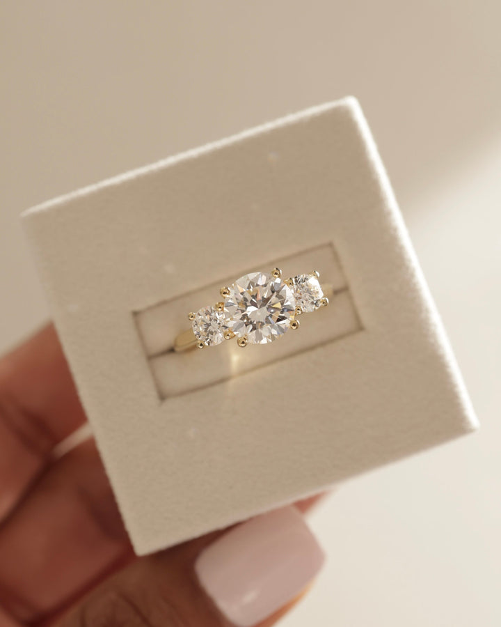 1.0 CT Round Brilliant Diamond Three Stone Moissanite Engagement Ring