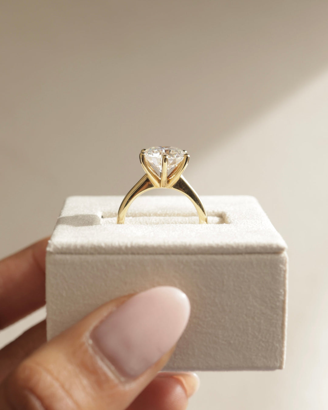 1.0 CT Round Brilliant Diamond Solitaire Moissanite Engagement Ring