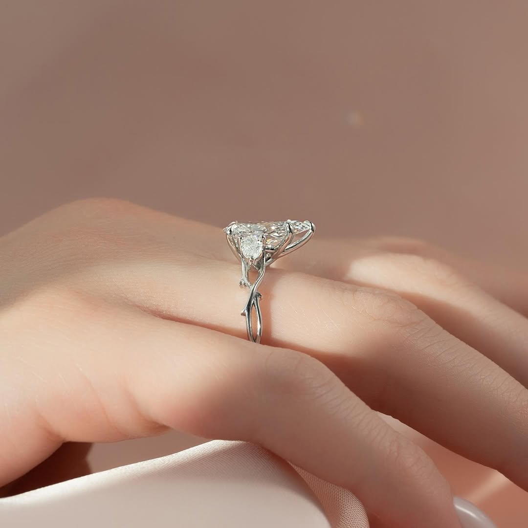 1.0-3.0 CT Pear  Lab Grown Diamond Three Stone Setting Engagement Ring