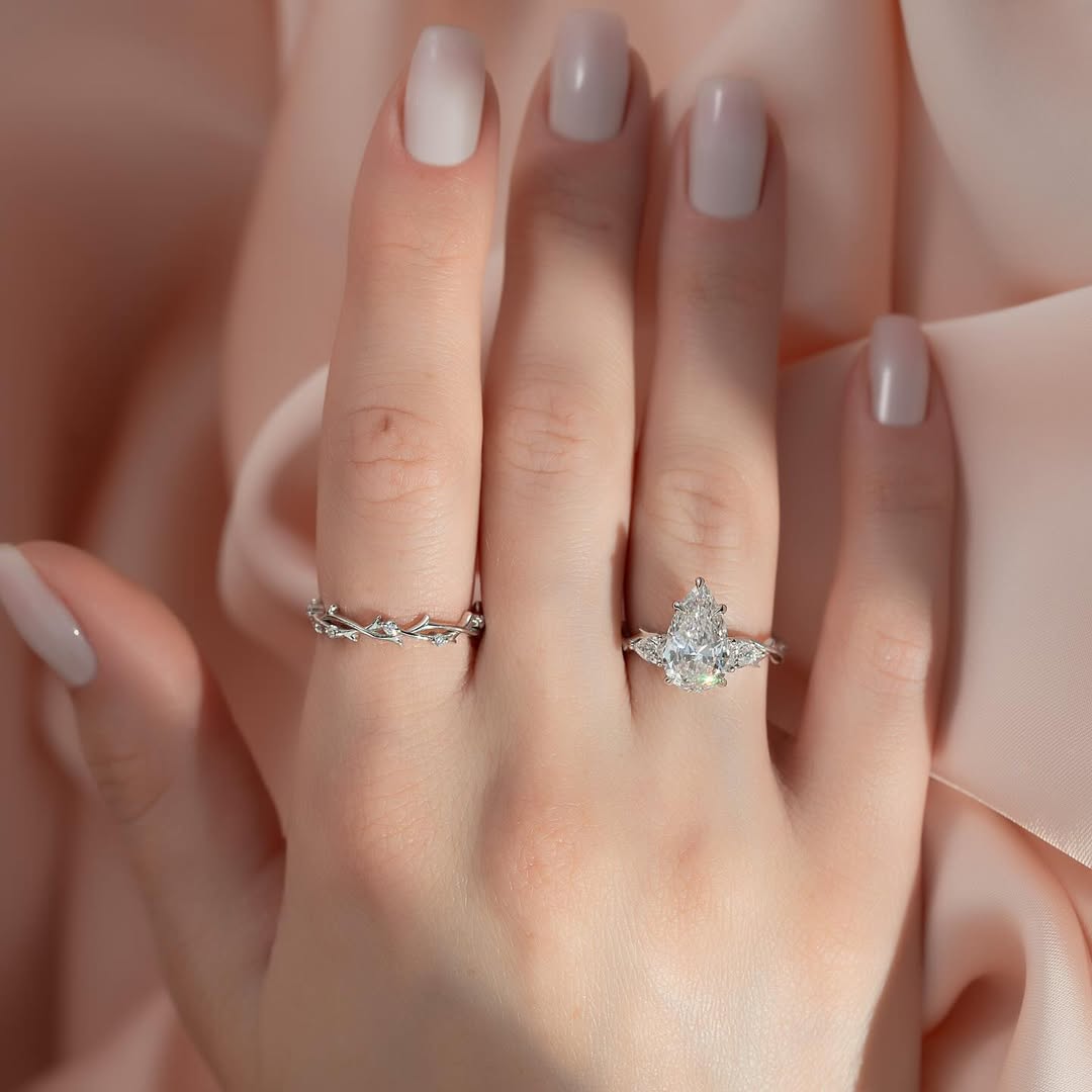1.0-3.0 CT Pear  Lab Grown Diamond Three Stone Setting Engagement Ring