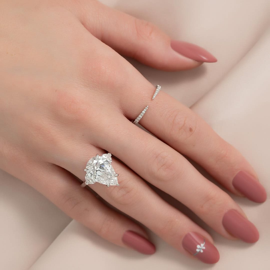 3.5-5.5 CT Pear  Lab Grown Diamond Three Stone Setting Engagement Ring