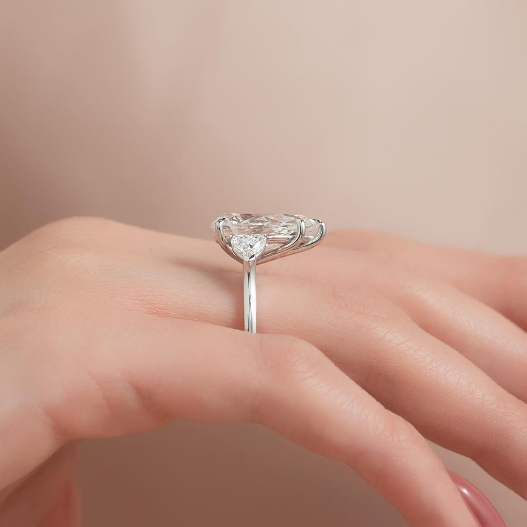 3.5-5.5 CT Pear  Lab Grown Diamond Three Stone Setting Engagement Ring