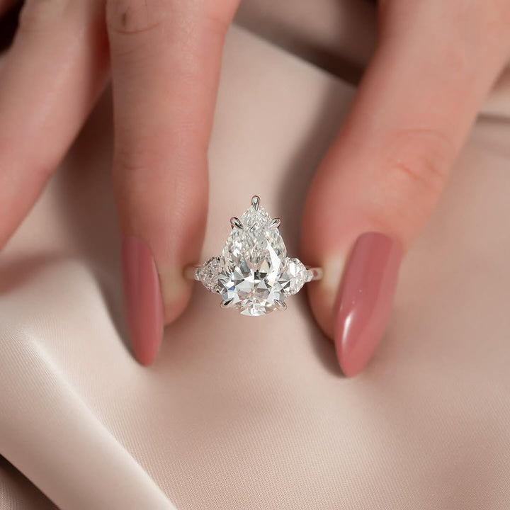 3.5-5.5 CT Pear  Lab Grown Diamond Three Stone Setting Engagement Ring