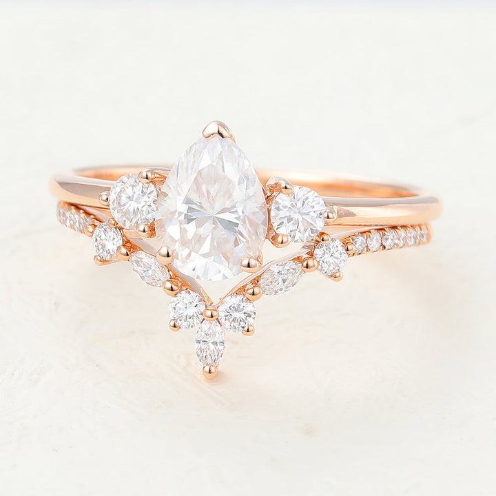 pear-moissanite-three-stones-bridal-ring-set