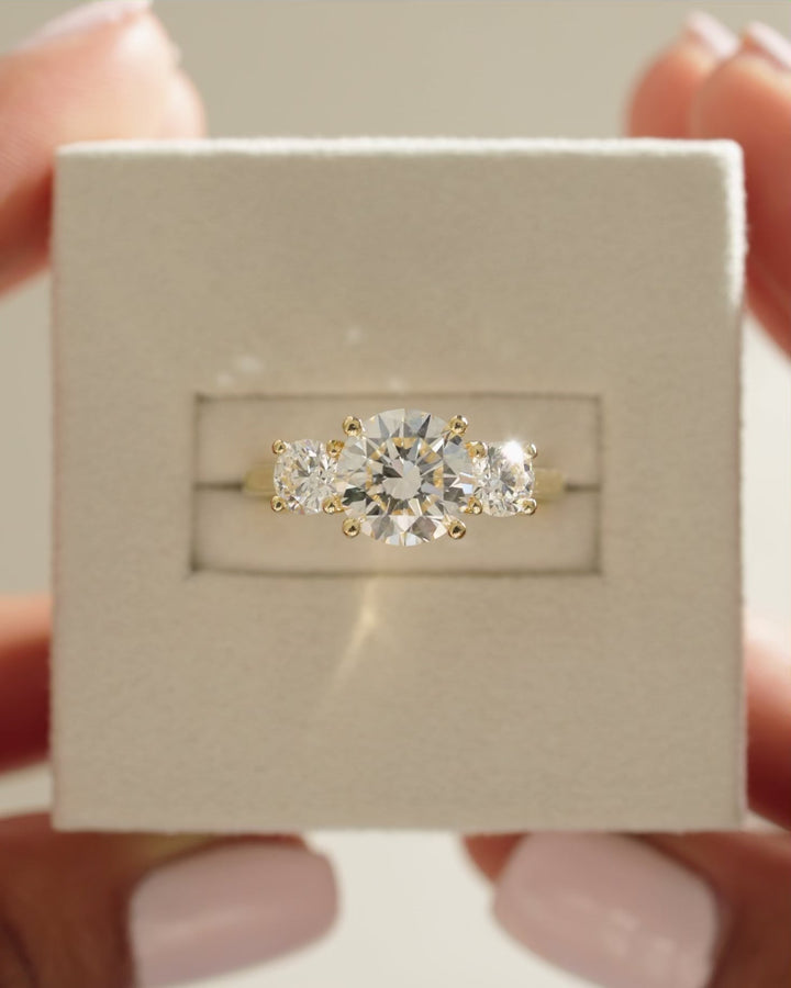 1.0 CT Round Brilliant Diamond Three Stone Moissanite Engagement Ring