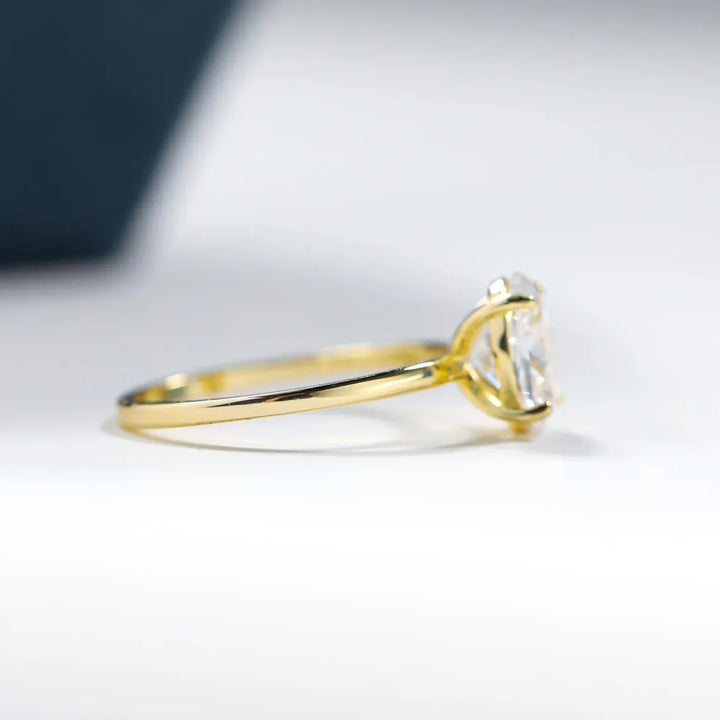 2.0CT Oval Cut Daimond Solitaire Moissanite Engagement Ring