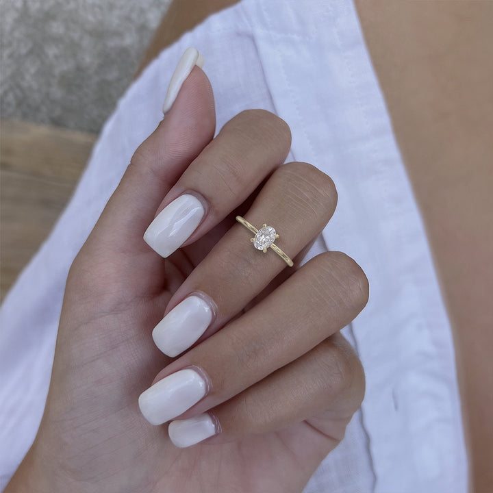 0.8 CT Oval Cut Moissanite Four Prong Diamond Engagement Ring