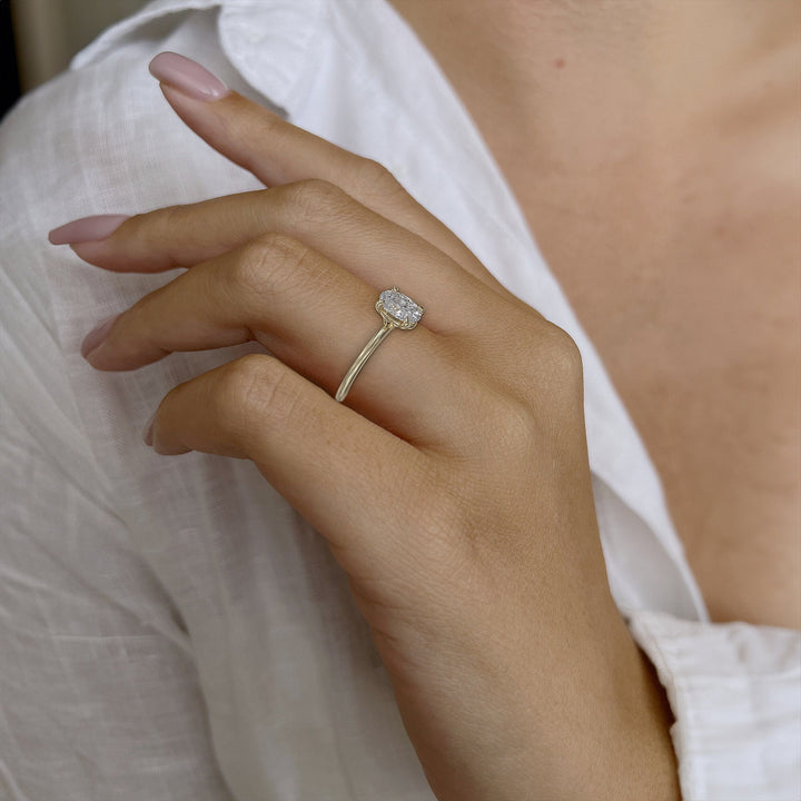 0.8 CT Oval Cut Moissanite Four Prong Diamond Engagement Ring