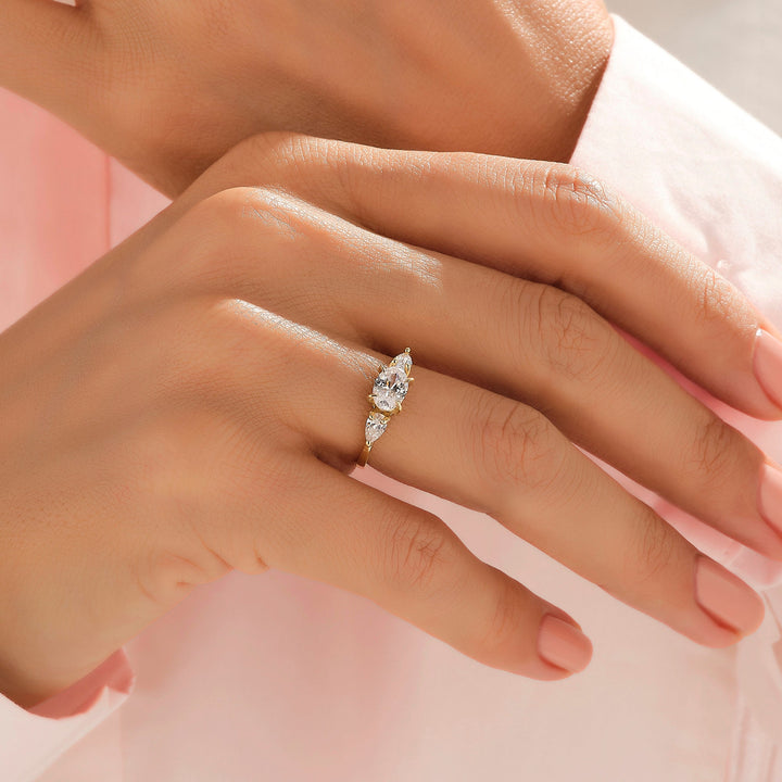 East-West Oval Cut Three Stone Moissanite Engagement Ring For Women