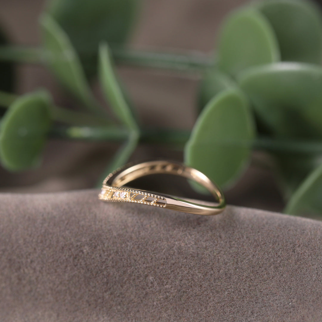 Round Cut Diamond Chevron Vintage Wedding Ring for Women