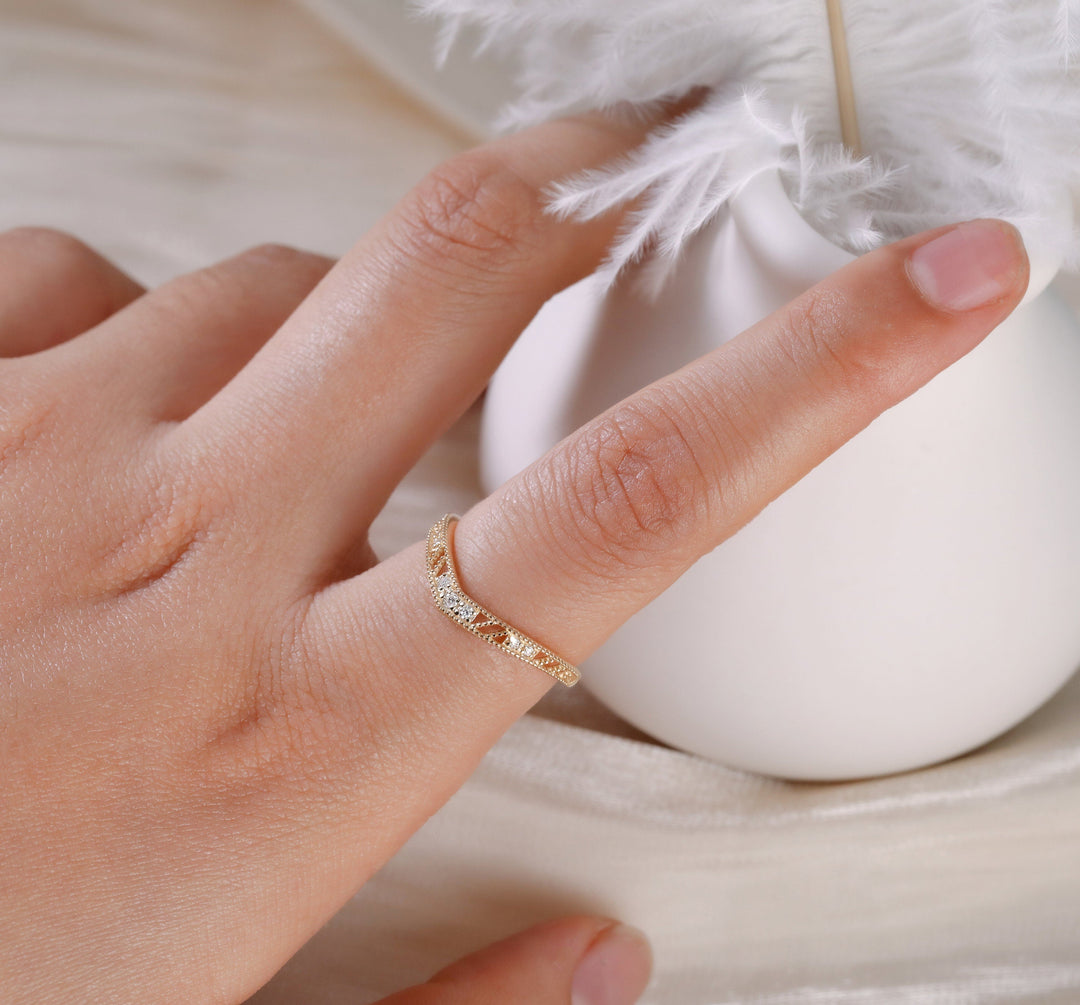 Round Cut Diamond Chevron Vintage Wedding Ring for Women