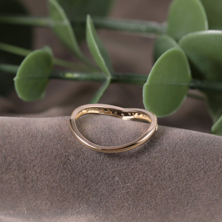 Round Cut Diamond Chevron Vintage Wedding Ring for Women