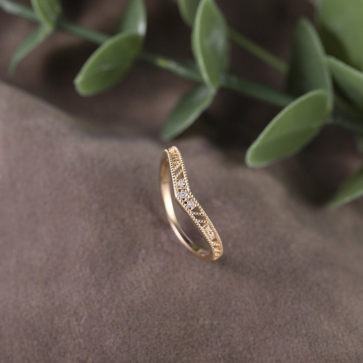 Round Cut Diamond Chevron Vintage Wedding Ring for Women