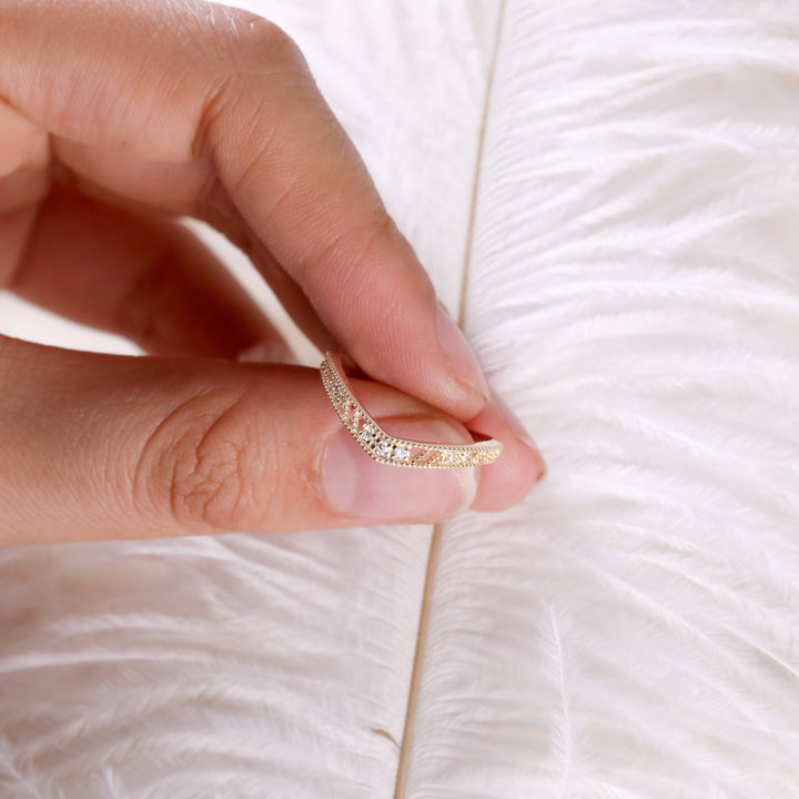 Round Cut Diamond Chevron Vintage Wedding Ring for Women