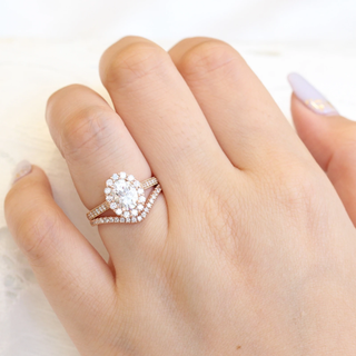 Oval Cut Moissanite Ring With Cruved Diamond Band
